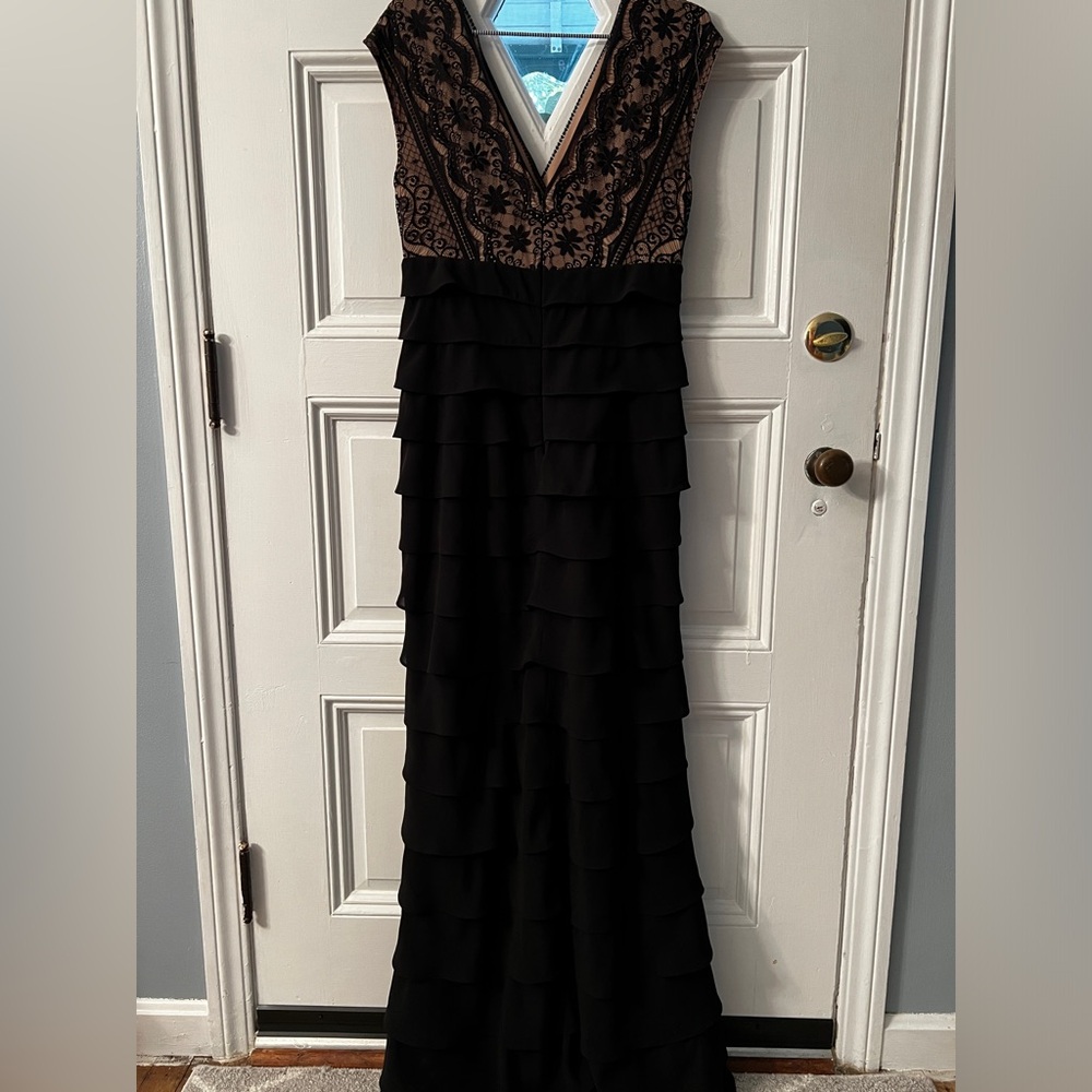 Adrianna Papell Black Scallop Gown Size 10 Long/Formal NWOT